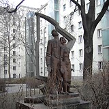 Siegfried Charoux, Richard-Strauss-Denkmal alias Die Lauschenden (1954/58). Gemeindebau ‚Richard-Strauss-Hof‘, Am Modenapark 8–9 (Wien III)
