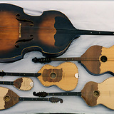 Die unterschiedlichen Instrumente des T.-Orchesters (von vorne beginnend): Brač – das mittlere Melodieinstrument (vorne links), Bugarija – Rhythmusinstrument (vorne rechts), Bisernica – das kleinste Melodieinstrument (Mitte links), Čelović – tiefes Melodieinstrument (Mitte), Čelo – das tiefste (Melodie-)Instrument (Mitte rechts), Berde – Bass (hinten). Foto: W. Kuzmits, Die Tamburica im Burgenland 1996, 11