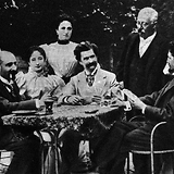 Wiener Bilder 24.12.1933, 25 (Tarockpartie, dazu Stieftochter Alice [l., stehend] und seine dritte Frau Adele [Mitte, stehend])