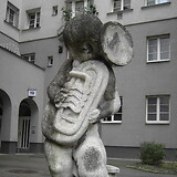 Josef Riedl, Musizierender Knabe (1923). Gemeindebau ‚Fuchsenfeldhof‘ (Hof III), Karl-Löwe-Gasse 17–19 (Wien XII)