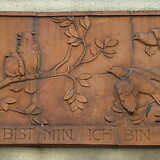 Franz Waldmüller, Du bist min, ich bin din, Keramikrelief (1954/55) am Gemeindebau Loeschenkohlstraße 3, Stiege 2 (Wien XV)