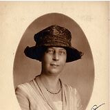 Vilma von Webenau (Arnold Schönberg Center Bildarchiv ID: 3251, Ausschnitt aus dem Fotoalbum „Dem Lehrer Arnold Schönberg“)