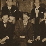 Leopold Weninger erste Reihe ganz links (neben Karl Heinrich Waggerl, Radio Wien 28.12.1934, 5)