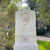 Ehrengrab für Marie Wilt auf dem Wiener Zentralfriedhof von Carl Anselm Zinsler, enthüllt am 21.3.1912