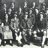von links nach rechts: Ferdinand, Georg (II), Josefa und Georg Windhofer, Herbergswirt Schönbacher, Harmonikaspieler Hans Pawlik und dessen Frau Cilli, dahinter D’Scheiblingstoana vom Selzthal 1921 (W. Deutsch/U. Hemetek, Georg Windhofer [1887–1964] 1990, 58)