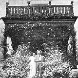 Vor seiner Villa zu Mauer (Wiener Bilder, 9.8.1896, 9 [„Künstler-Ferien“, mit Frau und Söhnen])
