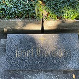 Ehrenhalber gewidmetes Grab am Friedhof Hernals, Grabstein