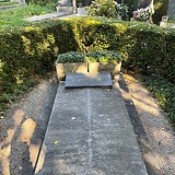 Ehrenhalber gewidmetes Grab am Friedhof Hernals