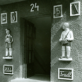 Xylophon (o. r.) als Signum der musikalischen Früherziehung bei Hilde Schimpp, Spielende Kinder, Majolikareliefs und Kacheln (1951/52, zerstört) am Gemeindebau Kapaunplatz 7, Stiege 24 (Wien XXII)