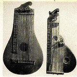 Zithern aus dem Österreichischen Museum für Volkskunde in Mittenwalder (li) und Salzburger (re) Form (K. M. Klier, Volkstümliche Musikinstrumente in den Alpen 1956, Abb. 74)